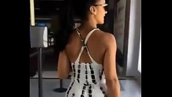 Candid booty jiggle