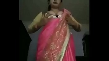 Hot bhabhi exposing her assets in saree