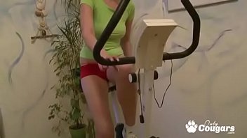 Fitness Babe Fucks Her Twat On Exersise Bike