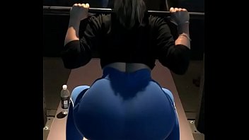 culona en el gym perfecta