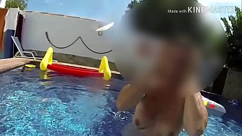 Las tetas de Ping y sexo anal en la piscina.