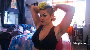 Booty chick Saintly Nix with cropped hair records her first video