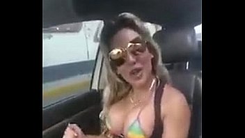 Chica sexy bailando como yo le doy en auto