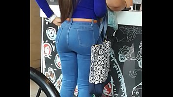 Chica con enormes nalgas, en un pizza hut