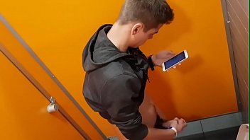 Young wank in WC Focus Mall Bydgoszcz