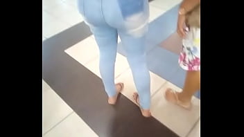 Flavia rabuda no shopping