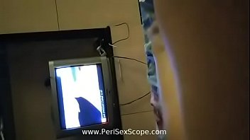 RAGAZZA SI MASTURBA MENTRE GUARDA TV