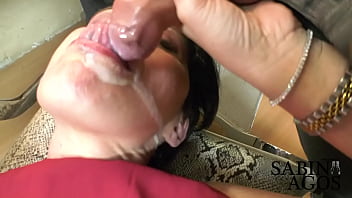 Sabina Agos inizia a masturbarsi con il suo dildo ma si trova piacevolmente aiutata da altre mani e un altro dildo