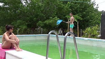 Mi novio me mira tomando el sol mientras el chico de mantenimiento limpia nuestra piscina. Mi novio le paga un dineral así que además de limpiarme la piscina me enseña el culo