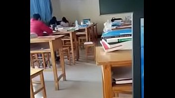 Fellation d'une chinoise pendant le cours