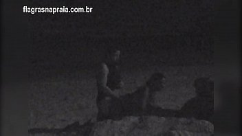 Casal fodendo na praia foi surpreendido pelo segurança da rua