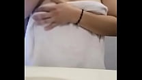 cámara oculta: se filtra vídeo casero de universitaria en el baño de tetas grandes.